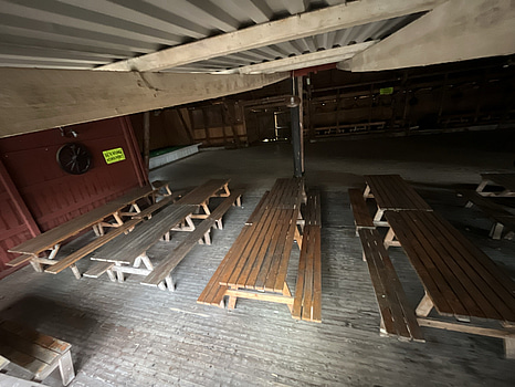 8 st stora träbord – från dansloge