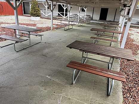 9 st picknickbord i trä och stål