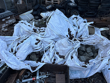 Gatsten olika storlekar parti i säckar