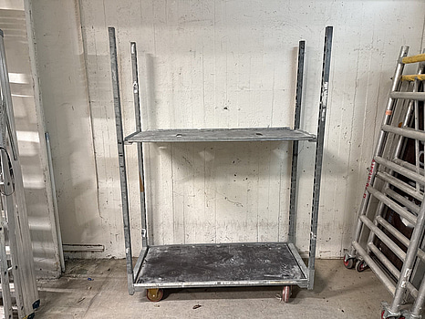 Vagn med flyttbar hylla