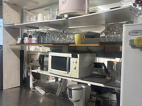 Köksredskap. Allt i hyllan.