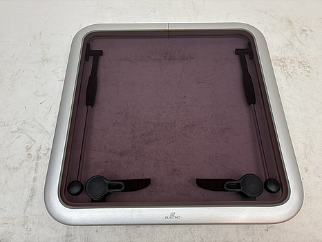 Båtfönster Plstimo 57x57 cm.