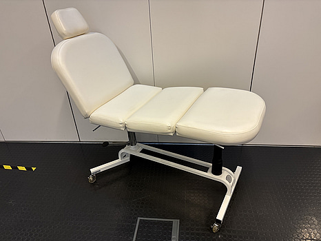 Behandlingsstol SILHOUET -TONE , manuell med hydraulik i fotdelen