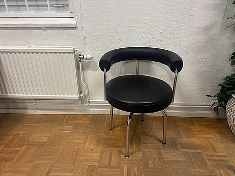 Kontorsstol, snurrbar med kråmade ben och skinnklädsel