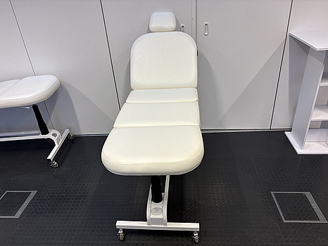 Behandlingsstol Silhouet-Tone, manuell med hydraulik i fotdelen