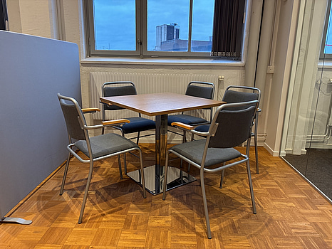 Bord inkl. 5 st. stolar