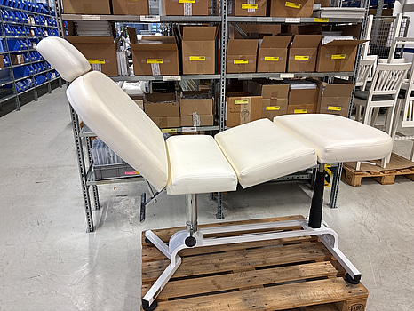 Behandlingsstol, manuell med hydraulik i fotdelen