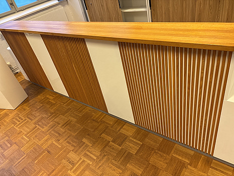 Receptionsdisk med inbyggd belysning och eluttag