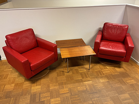 2 st. Fåtöljer Bolia inkl. 2 st. Soffbord Karl Andersson & Söner