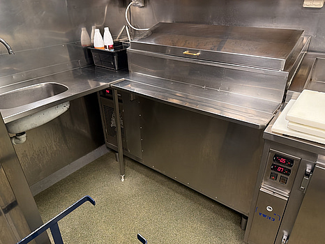 Rostfri bänk med frystillsats och diskbänk