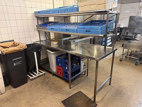 Bänk för diskbackar med avrinning samt sköljbänk