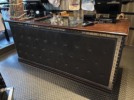 Kassadisk med läderklädd front och metallbeslag