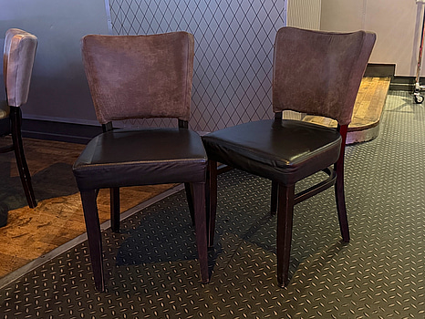 20 st stolar i trä med bruna ryggstöd