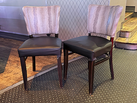 25 st stolar i trä med grå rygg