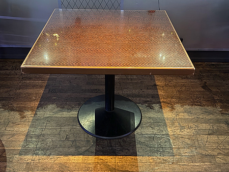 10 st bord, 90 x 90 cm, brunt skinnmönstrat laminat