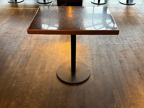 23 st bord, 60 x 80 cm, brunt skinnmönstrat laminat