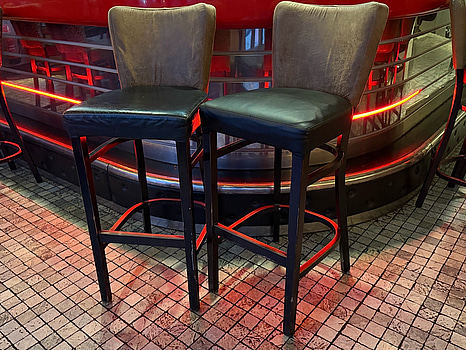 8 st barstolar, svart med brun rygg