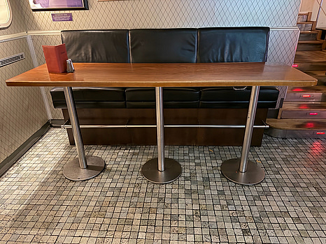 Barbord med hög soffa