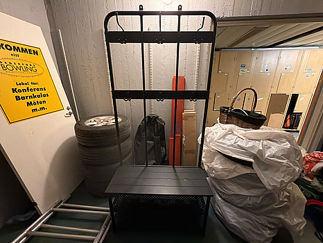 Hallmöbel svart metall med bänk