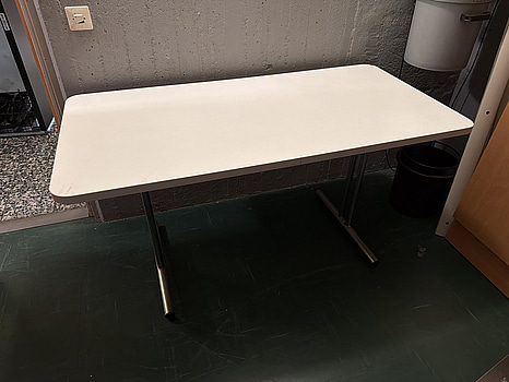 2 st. Skrivbord vit laminat, kromben