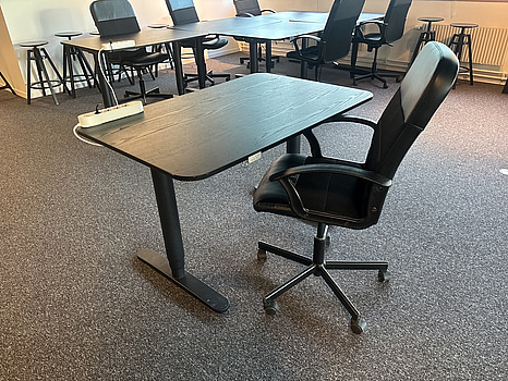 Höj- och sänkbart skrivbord Ikea Bekant, inkl. kontorsstol Ikea Renberget