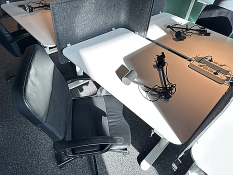 Höj- och sänkbart skrivbord Ikea Bekant, inkl. kontorsstol, skärm och skrivbordslampa