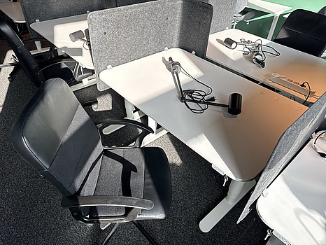 Höj- och sänkbart skrivbord Ikea Bekant, inkl. kontorsstol, skärm och skrivbordslampa