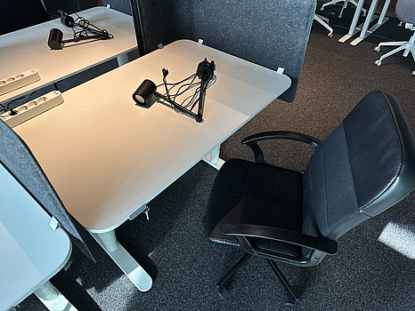 Höj- och sänkbart skrivbord Ikea Bekant, inkl. kontorsstol, skärm och skrivbordslampa