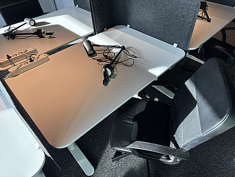 Höj- och sänkbart skrivbord Ikea Bekant, inkl. kontorsstol, skärm och skrivbordslampa