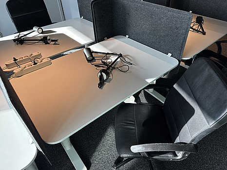 Höj- och sänkbart skrivbord Ikea Bekant, inkl. kontorsstol, skärm och skrivbordslampa