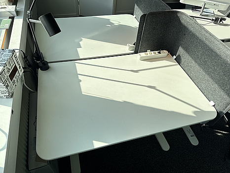 Höj- och sänkbart skrivbord Ikea Bekant, inkl skärm och skrivbordslampa