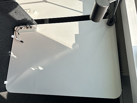 Höj- och sänkbart skrivbord Ikea Bekant, inkl skärm och skrivbordslampa