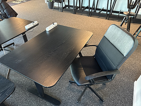 Höj- och sänkbart skrivbord Ikea Bekant, inkl. kontorsstol Ikea Renberget
