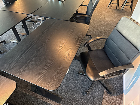 Höj- och sänkbart skrivbord Ikea Bekant, inkl. kontorsstol Ikea Renberget