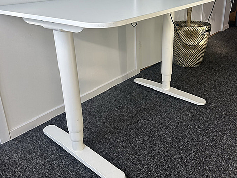 Höj - och sänkbart skrivbord