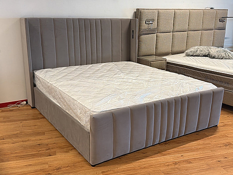 Säng med sänggavlar i grå sammet, 180x200 cm