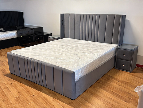 Säng 180x200 cm, med sänggavlar i grå sammet samt 2 st sängbord