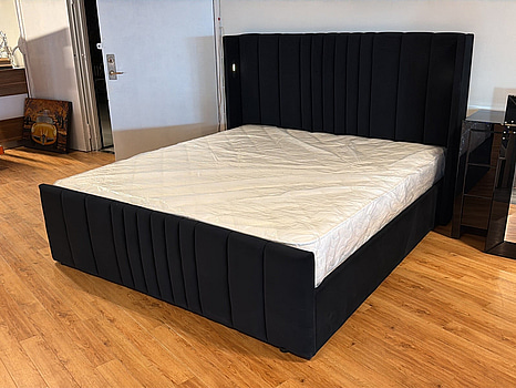 Säng med sänggavlar i svart sammet, 180x200 cm