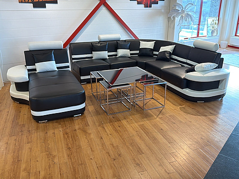 Hörnsoffa med lös divan och soffbord, svart/ vit