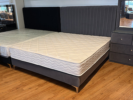 Säng med sänggavlar i grå sammet, 180x200 cm, samt spegelbyrå