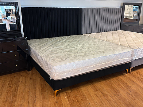 Säng med sänggavlar i svart sammet, 180x200 cm