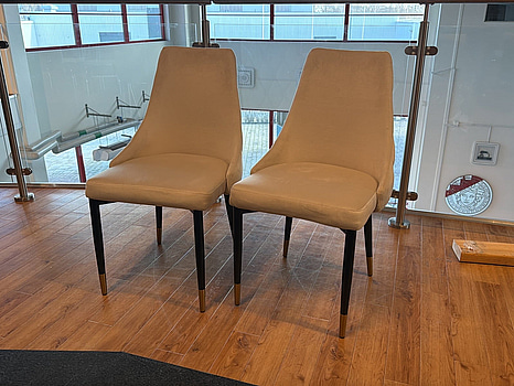 2 st stolar, beige sammet