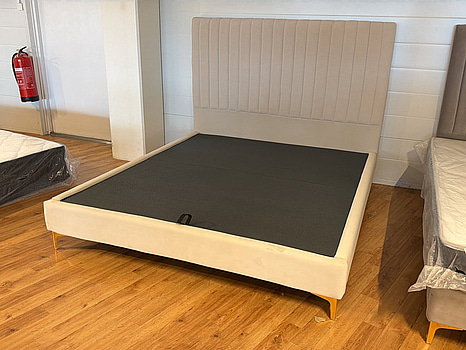 Säng med sänggavel i beige sammet, 180x200 cm