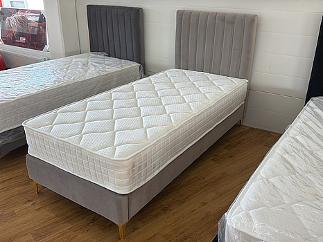 Säng med sänggavel i grå sammet, 90x200 cm