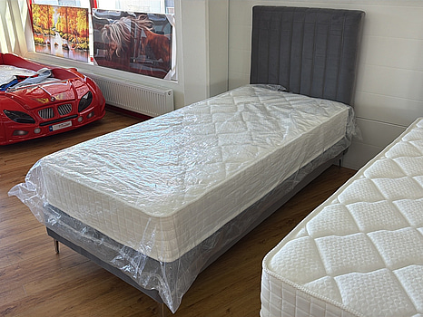 Säng med sänggavel i grå sammet, 90x200 cm