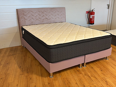 Säng med sänggavel i rosa sammet, 160x200 cm