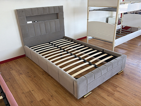 Säng med sänggavel i grå sammet, 120x200 cm