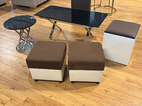 Soffbord, sidobord samt 3 st sittpallar