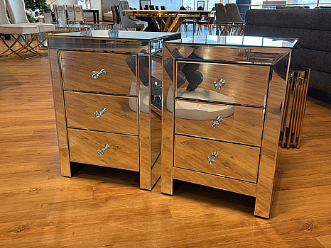 2 st sängbord i spegelglas