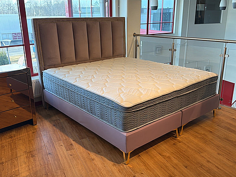 Säng med sänggavel i rosa sammet, 180x200 cm